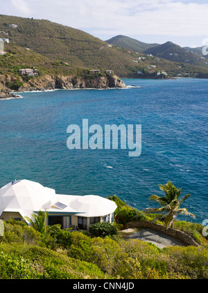 Mit Blick auf Hart Bay und Rendezvous Bay von knapp oberhalb der St. John Dome House in der Nähe von Cruz Bay, St. John's, US Virgin Islands. Stockfoto