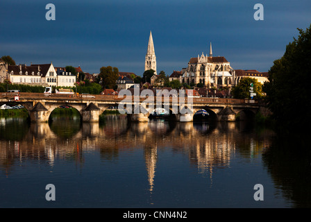 Fluss Yonne und Kathedrale Saint-Étienne, Auxerre, Bourgogne, Yonne, Frankreich Stockfoto