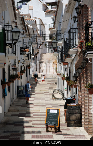 Blick entlang der Calle San Sebastian, Mijas Costa del Sol, Provinz Malaga, Andalusien, Spanien, Westeuropa. Stockfoto