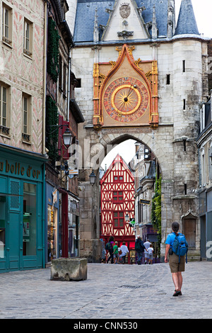 Frau touristischen Blick auf den Uhrturm, Auxerre, Burgund, Frankreich Stockfoto