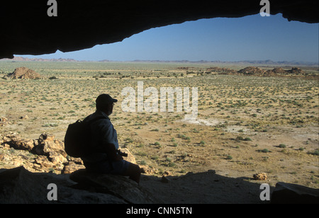 Auf der Suche nach Namibia durch Granit Felsen Fenster am Fish River Canyon, Namibia Stockfoto