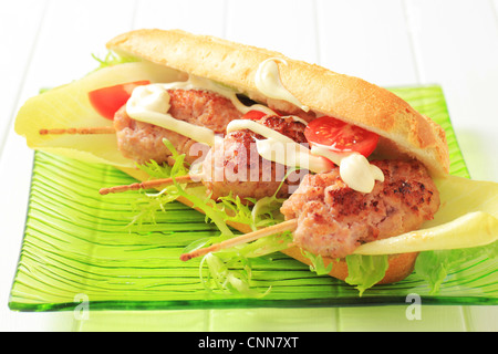 Knuspriges Baguette mit Fleischbällchen auf sticks Stockfoto