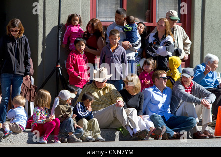 Leute beobachten die Schleppkante der Schaf-Parade auf der Main Street in Ketchum, Idaho, USA. Stockfoto