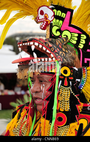 Eine traditionelle aztekische Feuer Tänzer von Mexiko-Stadt (Tloke Nahuake) am Ormond Beach Native American Festival, Januar 2012 Stockfoto