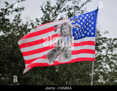 Amerikanische Flagge mit Bild von einem indianischen fliegen am Ormond Beach Native American Festival, Januar 2012 Stockfoto