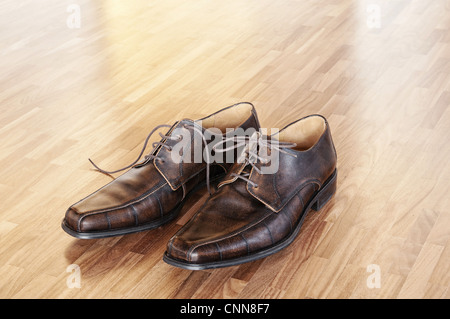 Ein paar braune Schuhe in einem Wohngebäude. Stockfoto