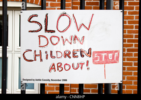 Slow Down Kinder über Kind Schule Sicherheitszeichen Sicherheit im Straßenverkehr. Stockfoto