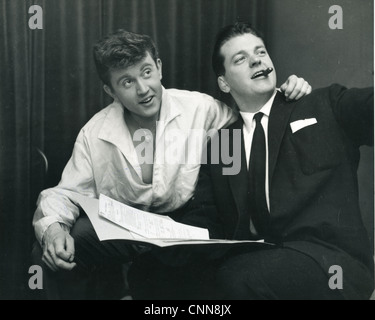 TERRY DENE UK-Pop-Sängerin mit Manager Paul Lincoln im Jahr 1958 Stockfoto