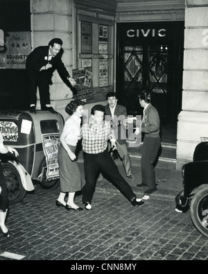 TERRY DENE UK Popmusiker mit Fans außerhalb der Civic Hall, Croydon, ca. 1958 Stockfoto