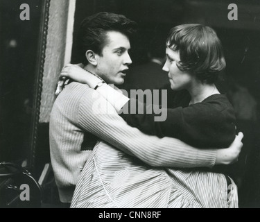 TERRY DENE UK-Rock-Musiker mit Freundin im Jahr 1957 Stockfoto