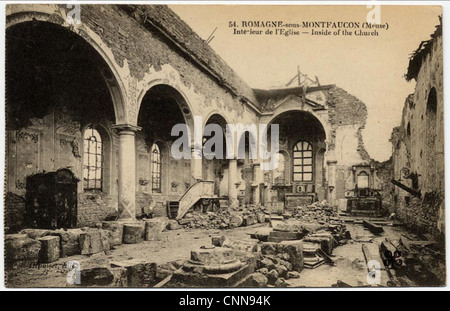 Eine Sammlung von Archivfotos und Postkarten aus dem Ersten Weltkrieg, die Szenen aus der Grabenkriegsführung, den Operationen des Royal Flying Corps und dem täglichen Leben der Soldaten in den Jahren 1915 bis 1917 festhalten. Stockfoto