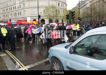 Behinderte Demonstranten blockieren die Straße vom Trafalgar Square in central London gegen Kürzungen der Regierung zu protestieren, die sie betreffen wird. Stockfoto