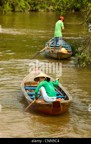 Horizontale Nahaufnahme Portrait von lokalen vietnamesischen Durchführung Boot Touren durch das Mekong Delta, Vietnam Stockfoto