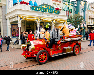 Ein Feuerwehrauto im Disneyland Paris gibt eine Fahrt Goofy, Pluto, Daisy Duck Stockfoto