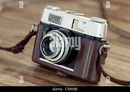 Voigtländer - eine alte 35mm Filmkamera auf hölzernen Hintergrund. Stockfoto