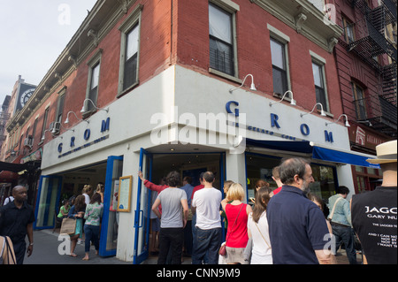 Kunden Schlange außerhalb des Grom Gelato Store in Greenwich Village in New York Stockfoto