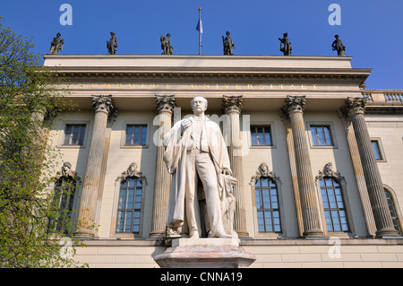 Berlin, Deutschland. Humboldt-Universität / Universität, Unter den Linden. Statue: Hermann Heimholz (Physiker: 1821 – 1894), Hof Stockfoto