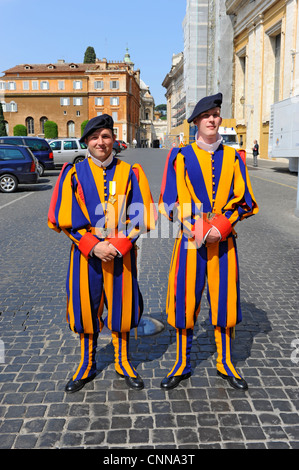 Uniformierte Vatikan Wachen außerhalb Rom Italien Europa Stockfoto