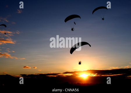 Ein am frühen Morgen Paragliding von den Teilnehmern der jährlichen Hot Air Balloon Fiesta in Angeles, Pampanga, Philippinen. Stockfoto