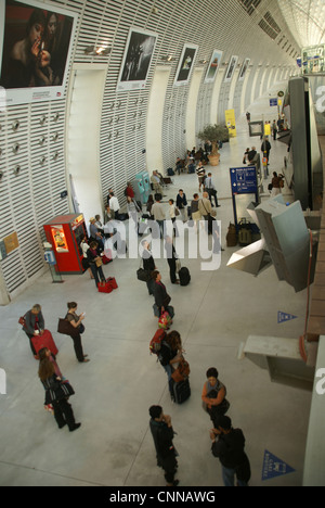 AVIGNON - OCT 3 - Passagiere warten auf die Ankunft des Hochgeschwindigkeitszuges TGV-Bahnhof am 3. Oktober 2011, in Avignon, Franken Stockfoto