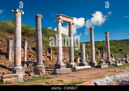 Ruinen der römischen Säulen Straße Geschäfte & Geschäften gesäumt war. Archäologische Stätte Perge (Perga), Türkei Stockfoto