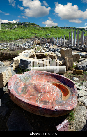 Ruinen der römischen Säulen Straße Geschäfte & Geschäften gesäumt war. Archäologische Stätte Perge (Perga), Türkei Stockfoto