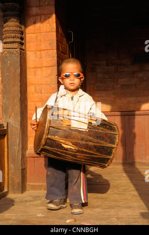 Nepali Boy spielen traditionelle Trommeln auf dem Bisket Jatra Festival in Thimi, in der Nähe von Kathmandu, Nepal Stockfoto