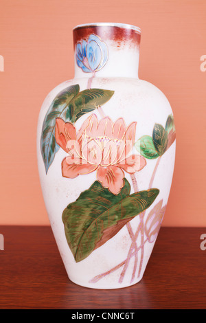 Vintage geätztem Glasvase mit Blume und Blatt-Design. Keine Markierungen außer eine Reihe 5. Stockfoto