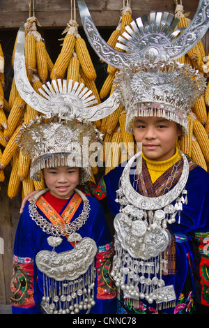 Langde Miao Mädchen in Tracht, Kaili, Guizhou, China Stockfoto