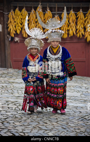 Langde Miao Mädchen in traditioneller Tracht auf gepflasterten Straße, Kaili, Guizhou, China Stockfoto