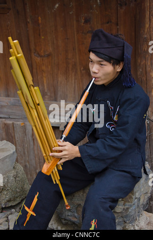 Langde Miao Mann spielt Lusheng, ein Bambus-Musikinstrument, Kaili, Guizhou, China Stockfoto