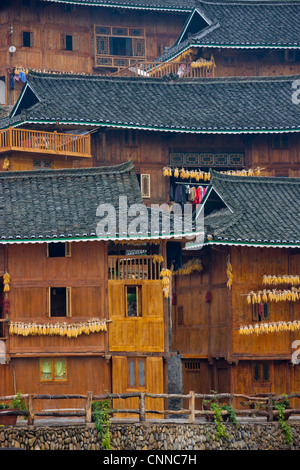 Miao Dorfhäuser in den Bergen, Xijiang, Guizhou, China Stockfoto