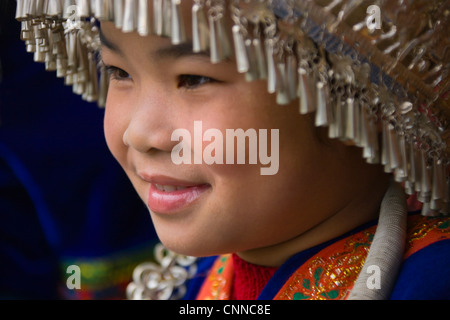 Langde Miao Mädchen in Tracht, Kaili, Guizhou, China Stockfoto