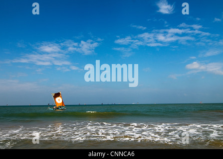 Eine schöne Katamaran Segelboot segeln das Meer in der Nähe von Strand von Negombo, Sri Lanka. Stockfoto