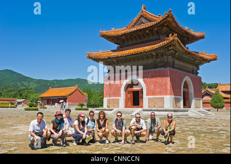 Eine Gruppe von europäischen Touristen am Tablet Pavillion und Innenhof, der Eingang zum Yuling, das Grab von Qianlong. Stockfoto