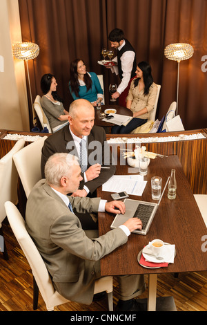 Zwei Reife Geschäftsleute mit Kaffeepause im restaurant Stockfoto