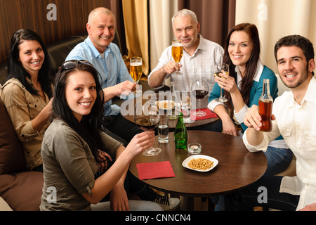 Trinken Sie nach glücklich Arbeitskollegen, die Spaß am ausgefallenen restaurant Stockfoto