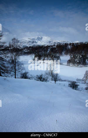 Die wunderschöne Landschaft des Tarn Hows im Lake District bei Nacht schwere Schneefall Stockfoto