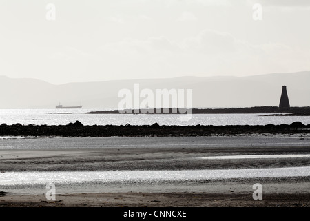 Blick über Ardrossan Beach zum Beacon auf Horse Isle im Firth of Clyde, North Ayrshire an der Westküste Schottlands, Großbritannien Stockfoto