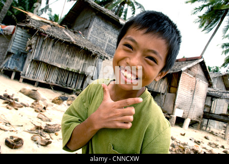 Philippinen, Siquijor Island, junge vor Fisher Haus Stockfoto