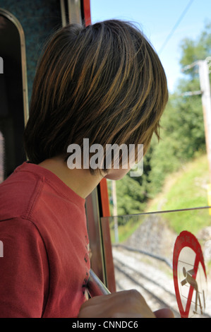 Rückansicht des jungen auf Zug, Alpen, Frankreich Stockfoto