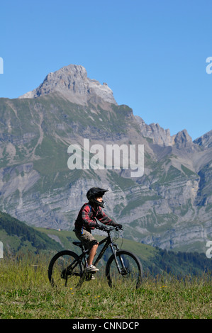 Junge mit Fahrrad in Berge, Alpen, Frankreich Stockfoto