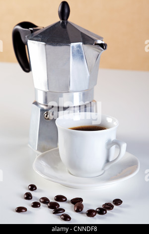 Foto eines italienischen Caffettiera oder Moka Topf mit einer Tasse frisch gebrauten Espressokaffee Stockfoto