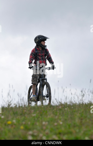 Junge auf Fahrrad, Französische Alpen, Frankreich Stockfoto