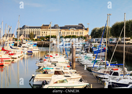 Das Casino und Marina in Trouville, Normandie, Frankreich. Stockfoto
