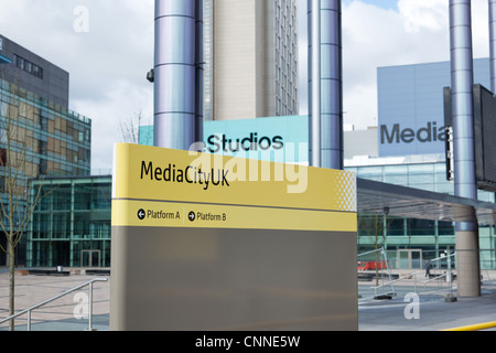 Melden Sie für Media City an der Metrolink Straßenbahn-Haltestelle, Salford Quays Stockfoto