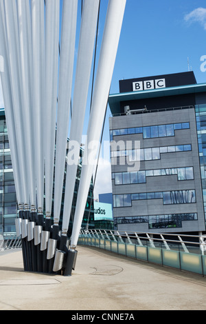 Fußgängerbrücke zur Media City, Heimat der BBC in Salford Quays auf den Manchester Ship Canal Stockfoto