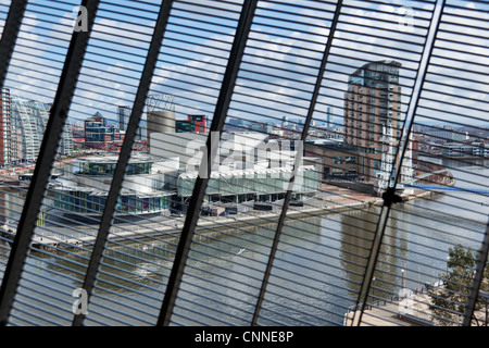 Blick Richtung Lowry Centre von Plattform an Spitze des Imperial War Museum North, Salford, UK Stockfoto