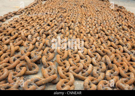 eine Menge von rostigen Metall Ketten liegen auf dem Deck des Schiffes Stockfoto