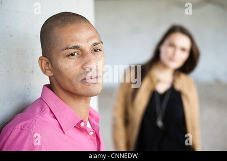 Porträt des Mannes mit der Frau im Hintergrund Stockfoto